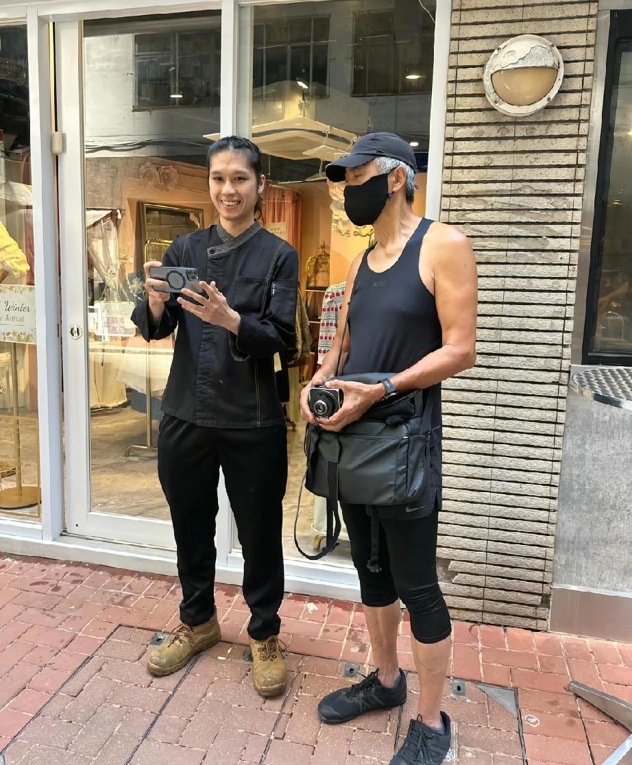 70岁周润发现身香港街头，他穿着老头背心和紧身裤，背着大包，朴素里面带着一丝土味