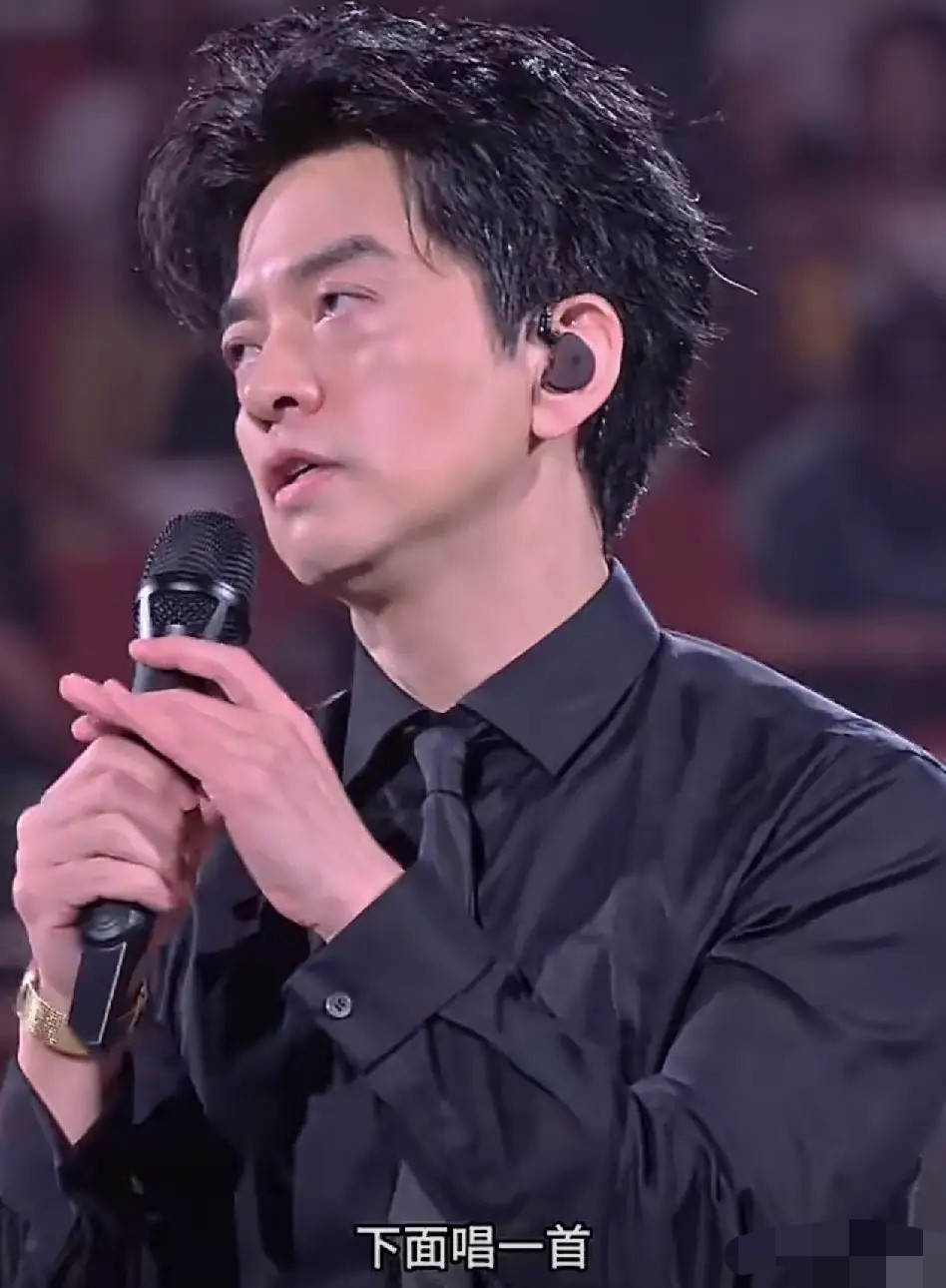 看得出来李健的用心和悲痛了！成都演唱会那天，李健一身黑衣站在台上，神情严肃得让人心里发紧。他没多说废