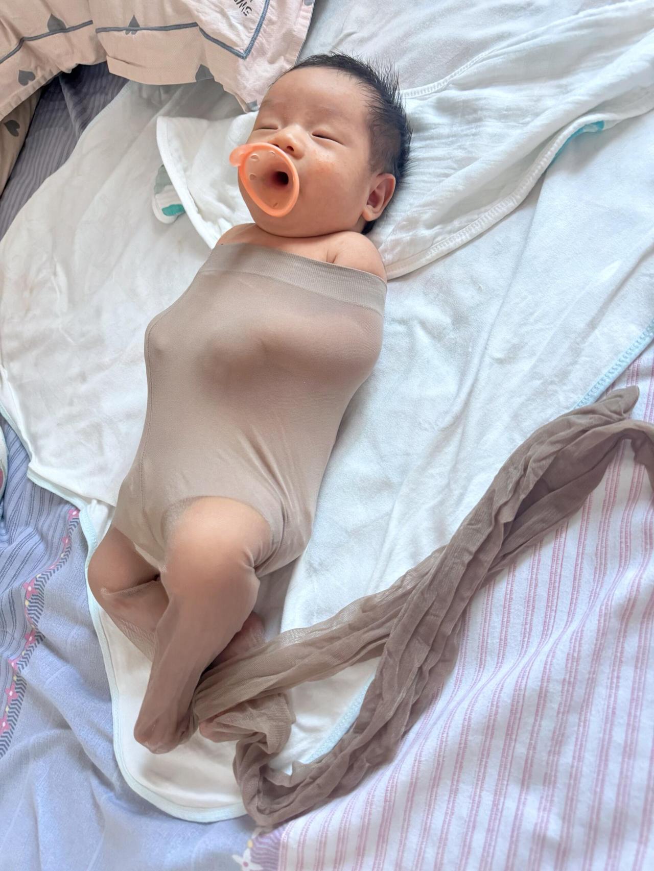 宝宝防惊跳邪修版：不知道应该是睡前穿还是睡后穿？睡前穿高fu宝同学挣扎的像