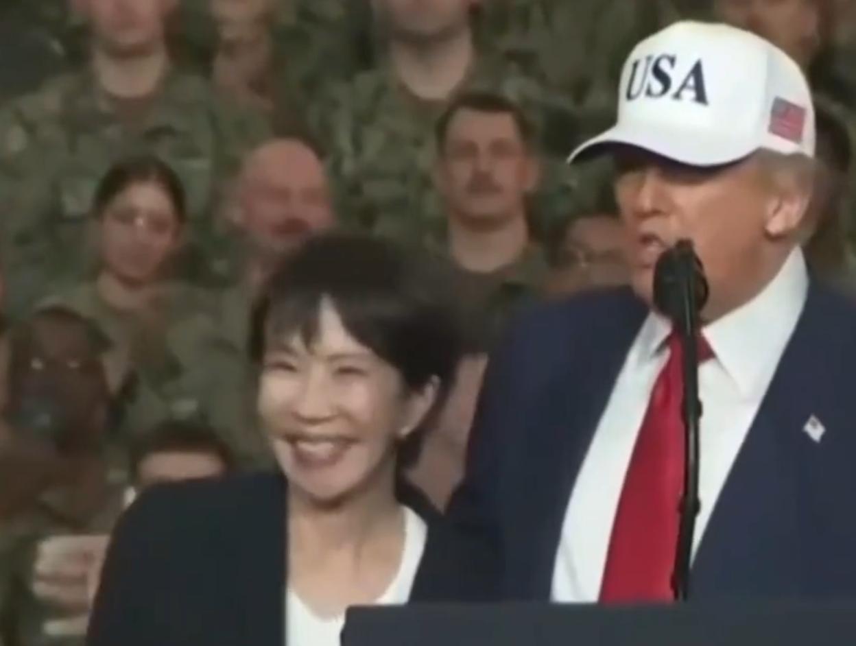 日本民众傻眼了如果说日本首相和特朗普手拉手还可以理解，那么特朗普搂住她是什么