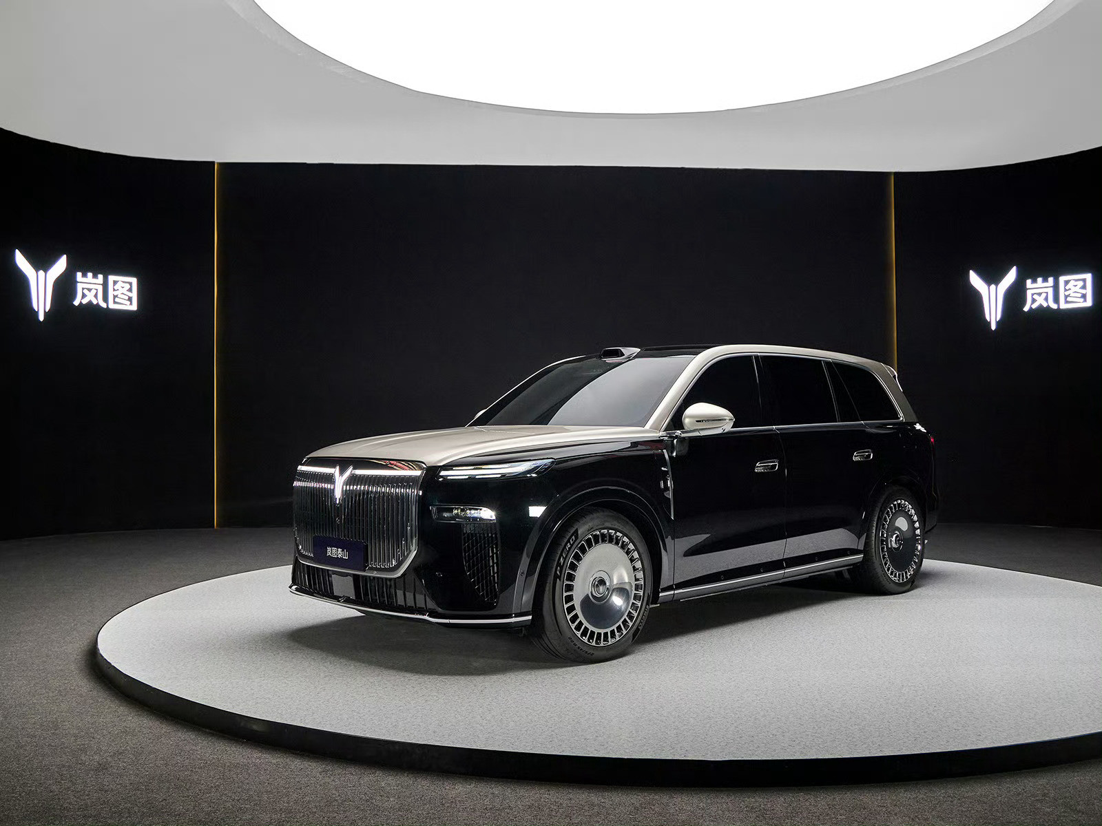 刷微博才知道岚图泰山发布了，这车是真的帅，气场太足了！看了下配置，车长超5.2米