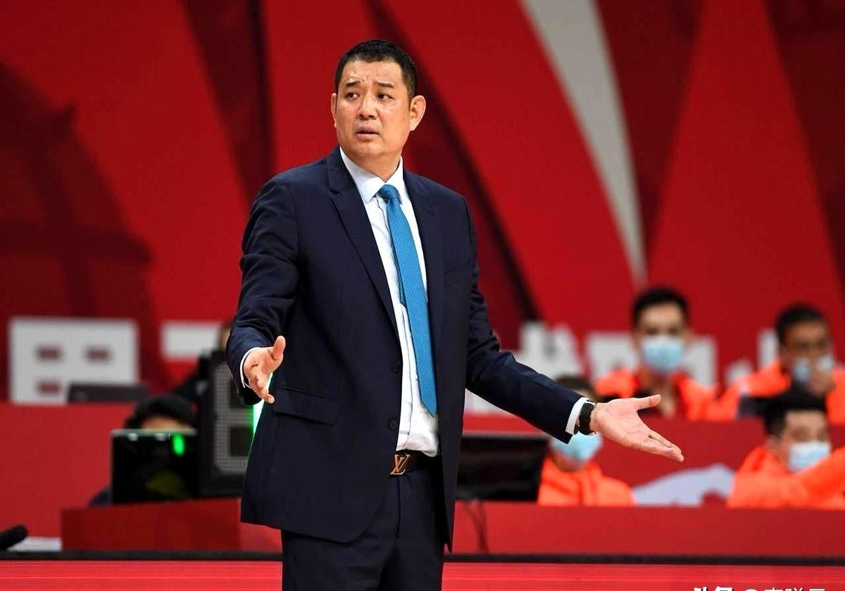 说到底，山东男篮现在最大的问题就是缺人，特别是缺少能扛大梁的本土球员。看看现