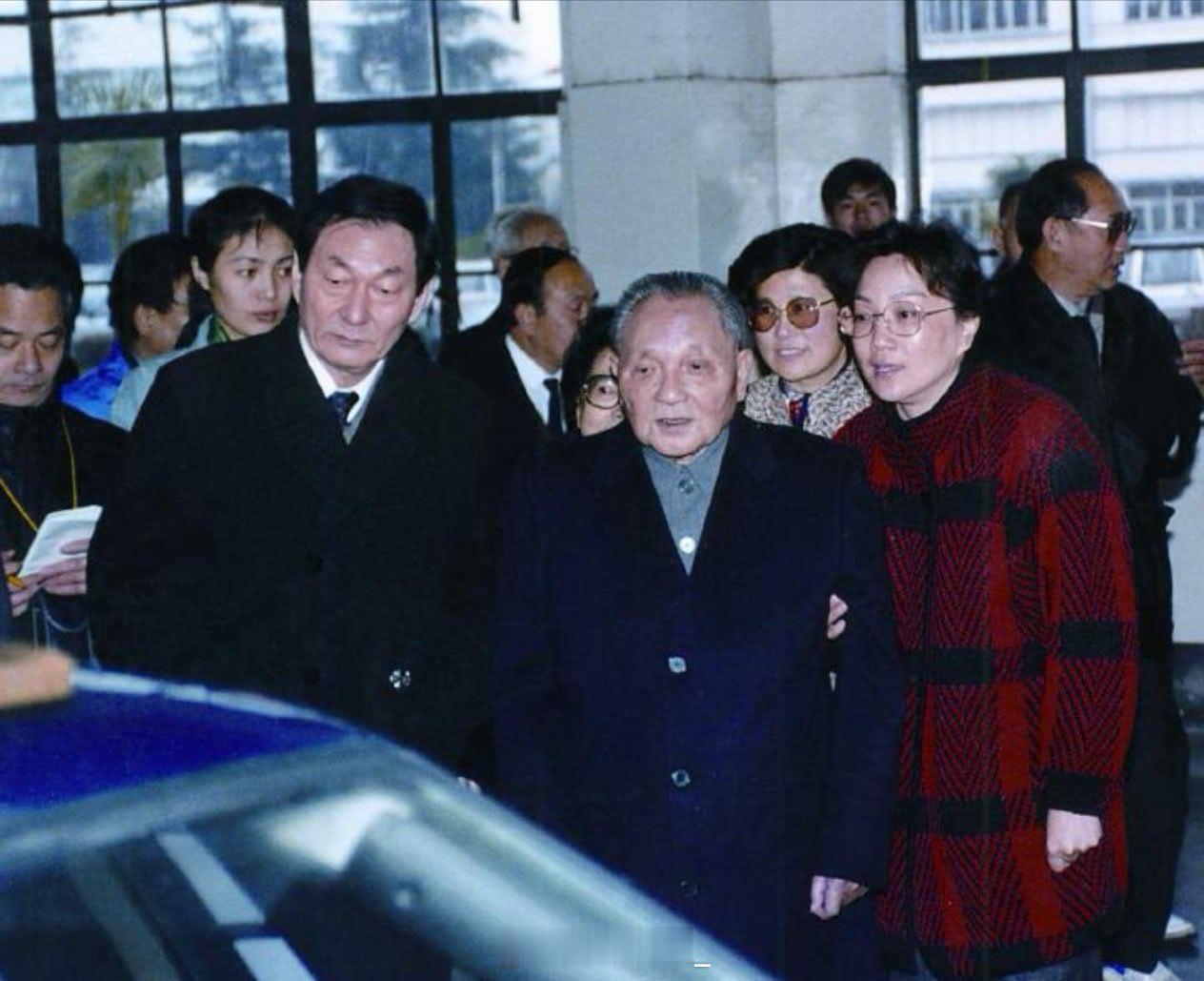 读完邓小平时代，原本下一本就想看朱镕基语录。在高铁看了一部分朱总理的语录。邓小平