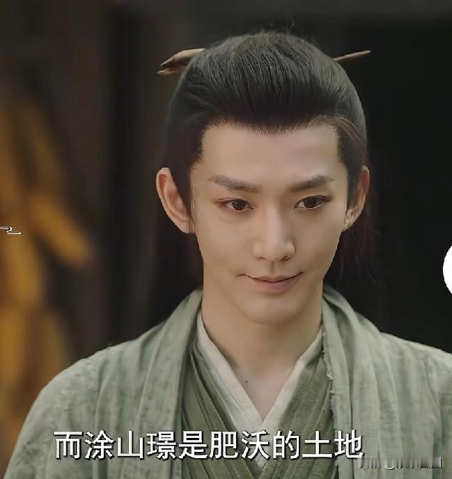 起初，我偏爱小狐狸，是那种对其狡黠劲儿的喜爱。然而，后来相柳展现出了强大的人格魅