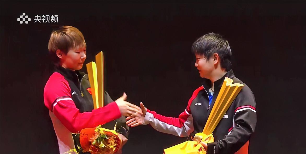 不得不说孙颖莎真大气颁奖台上主动握手祝贺王曼昱王曼昱赢在哪里呢，有一个关键人