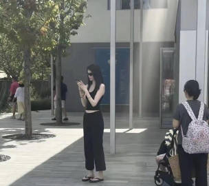 陈伟霆一家三口阿那亚度假，何穗高开叉长裙冷白皮耀眼，10个月小win学会爬行