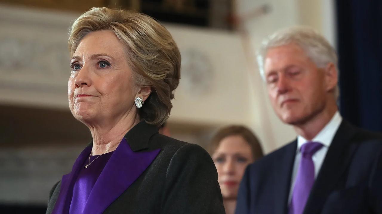 希拉里绝地反击，她接受采访，被问到比尔与疑似爱泼斯坦受害人，在热水浴缸中的照片时