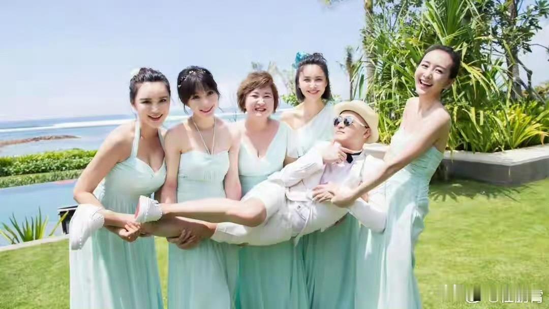 回看包文婧婚礼上的发言，细品满是卑微与清醒。她没有许愿丈夫此生专一，说出的是“你