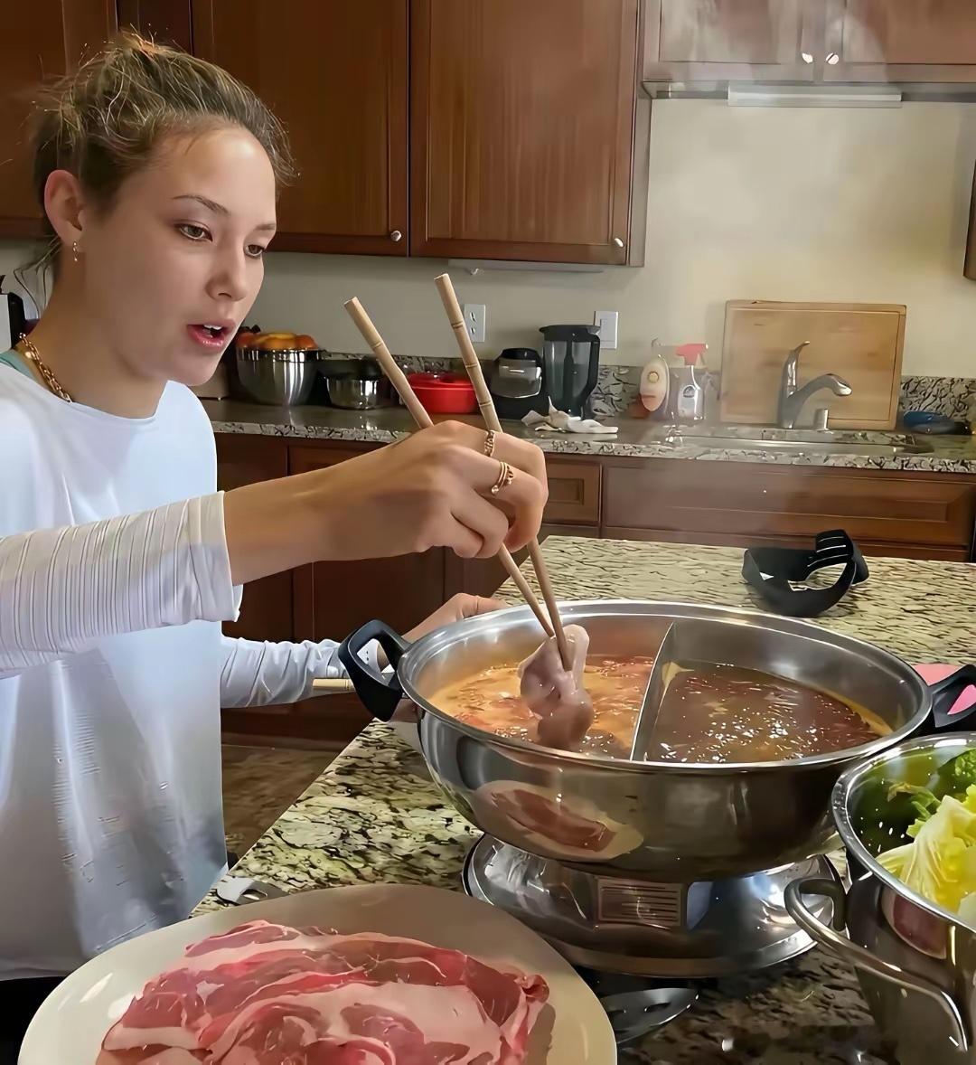 谷爱凌是妥妥的中国胃吧！在家炫火锅，年夜饭吃中式饺子，日常狂晒中餐