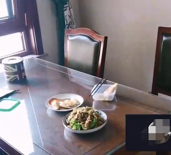 江苏苏州！一儿媳妇加了一晚上的班，回到家后看到桌上摆着一盘菜，就想凑合着吃了，谁
