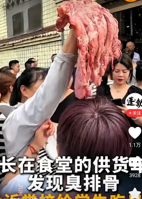 “太没良心了！”四川自贡，一家长送孩子去读书，经过学校食堂的供货车旁，看见车门没