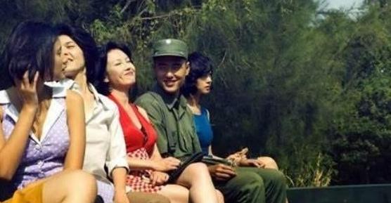 1949年，蒋介石带着60万大军败逃台湾，其中大部分都是没成婚的年轻人，为了解决