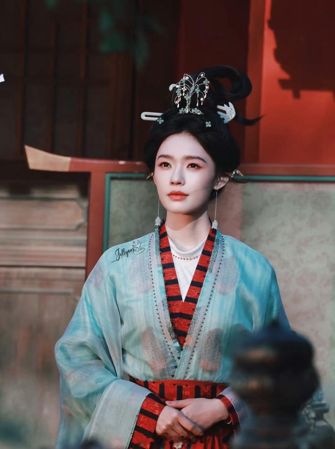 林允归鸾路透状态林允《归鸾》路透状态绝美！华服轻纱掩不住她的清丽婉约，步摇微颤