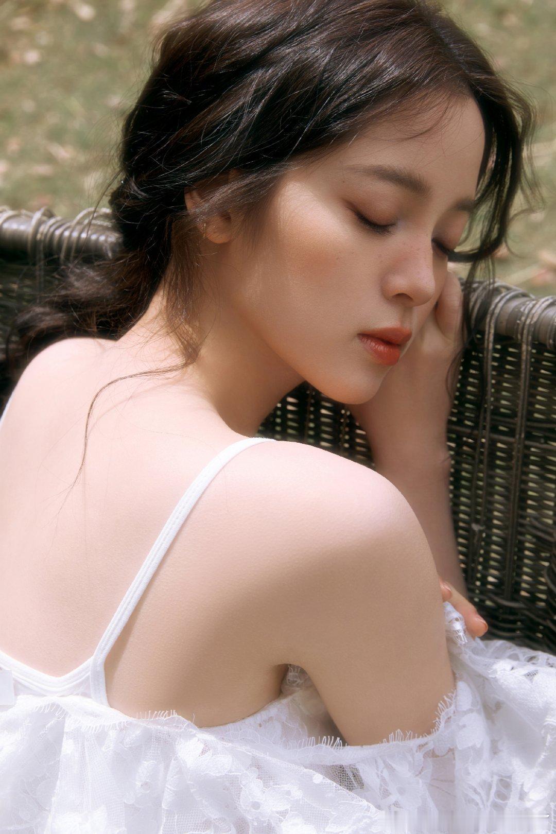 欧阳娜娜夏日少女心事内娱太庆幸拥有欧阳娜娜这样明媚鲜活的女孩子。碎花裙搭配松弛麻