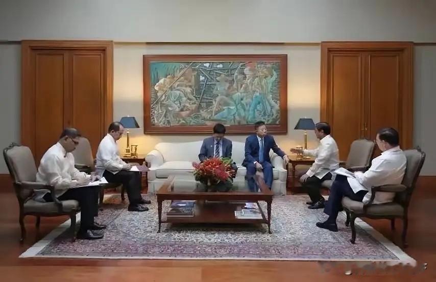 同中国大使会面，马科斯的座次，安排的不简单7月21日下午5:00多，马科斯