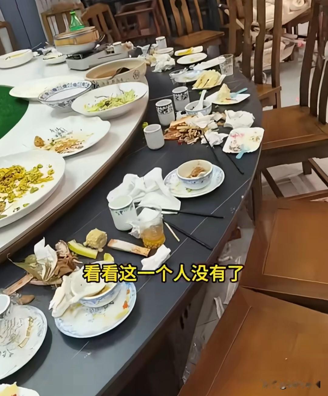 笑不活了！宝宝百日宴，主角被落在饭店了…真的要被这家人笑晕了！给宝宝