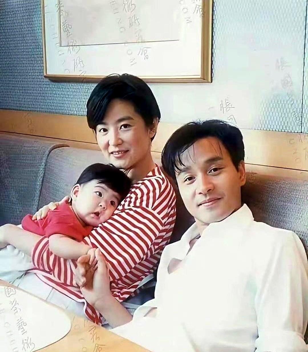 翻到一张老照片，九六年林青霞刚生完孩子，张国荣去看她。俩人都笑得挺开心的。我盯