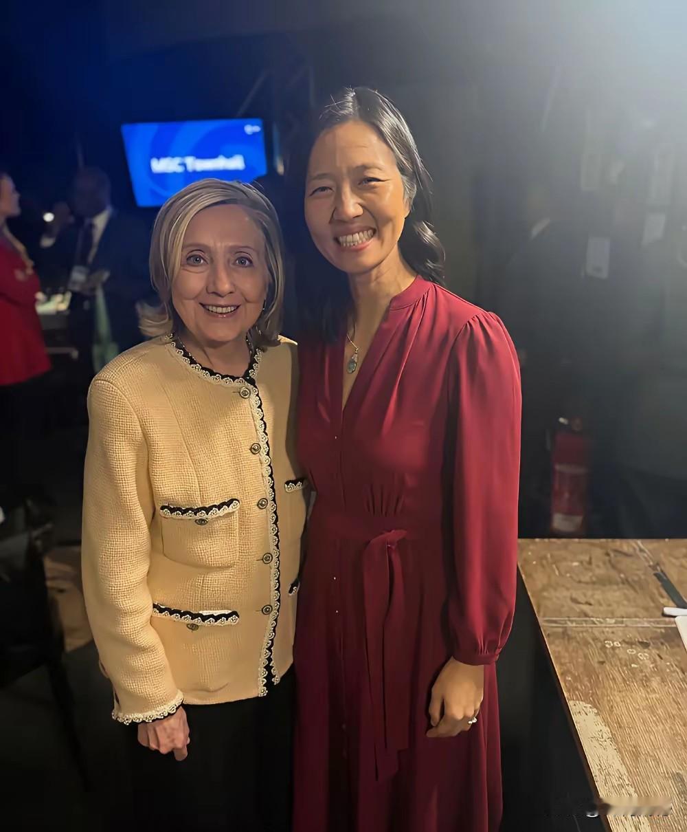 希拉里站在这个华裔女子身旁的时候，显得矮了半头，而且她穿的这件衣服太难看了，岁数