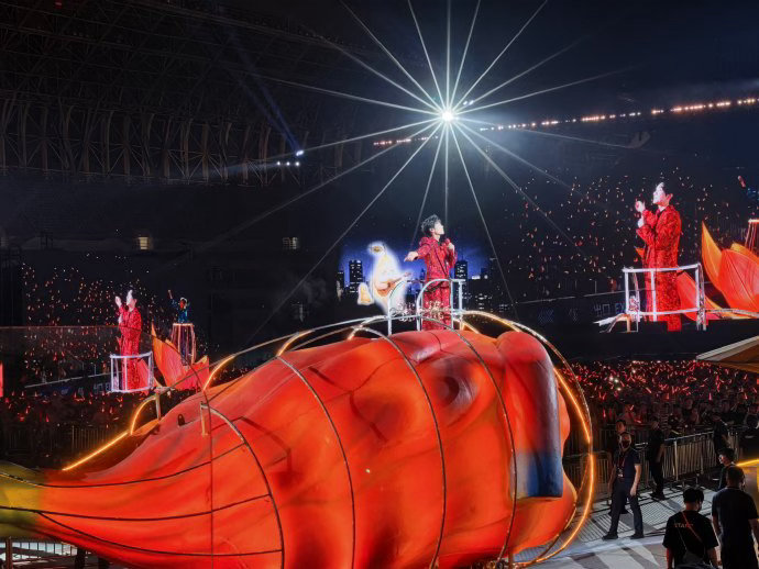 陈楚生济南开唱4万多位老师在现场陈楚生济南演唱会开场即高能！“请各位老师多包涵