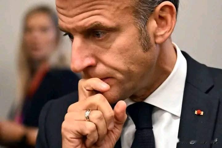 法国也开始在疯狂试探，就算挖断自己根基也不愿停手。继欧盟宣布考虑动用欧洲银行