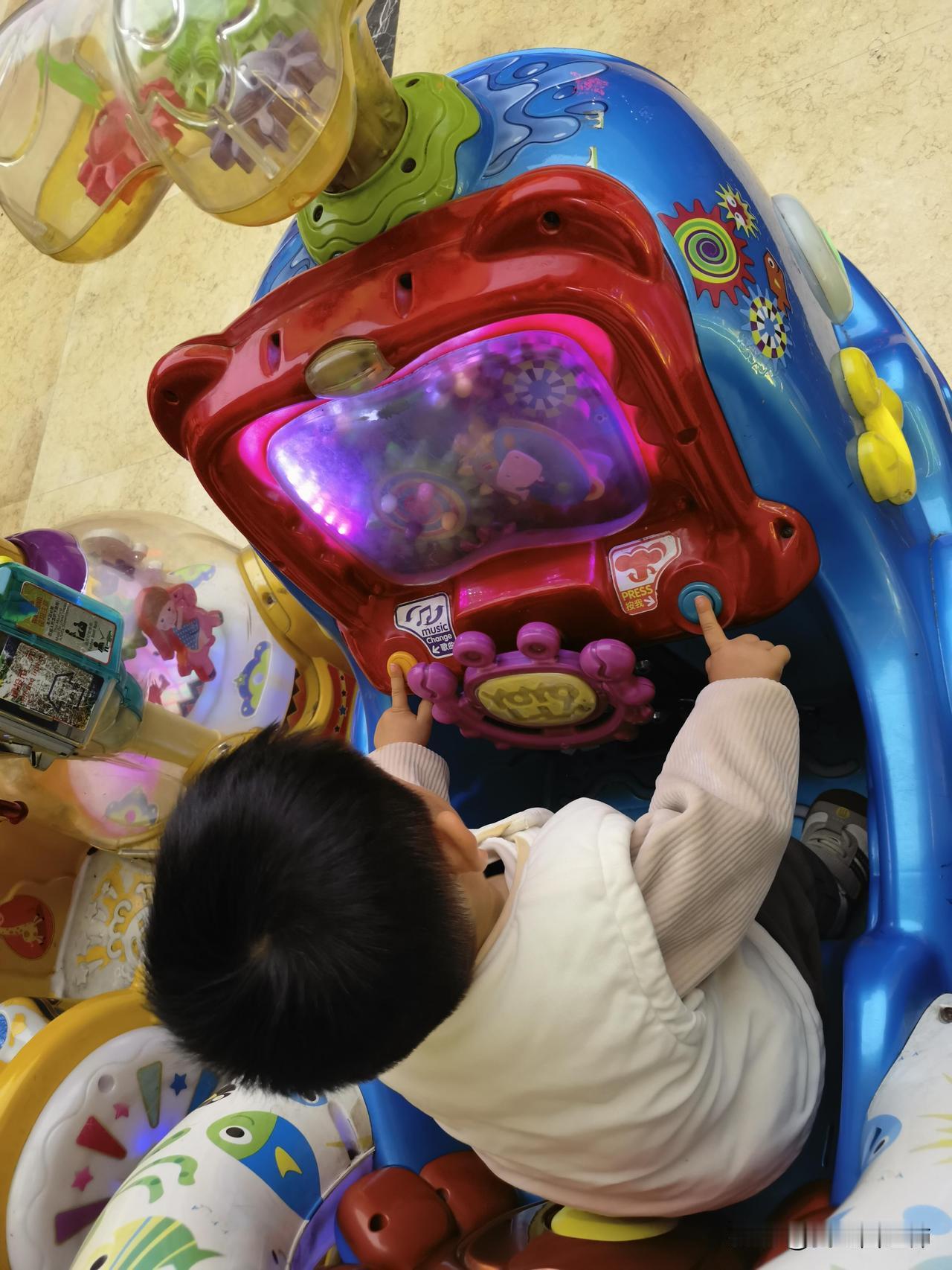 你才两岁，我下半辈子该怎么熬现在越看越像自闭症了。当初一岁半的体检，医生也说是