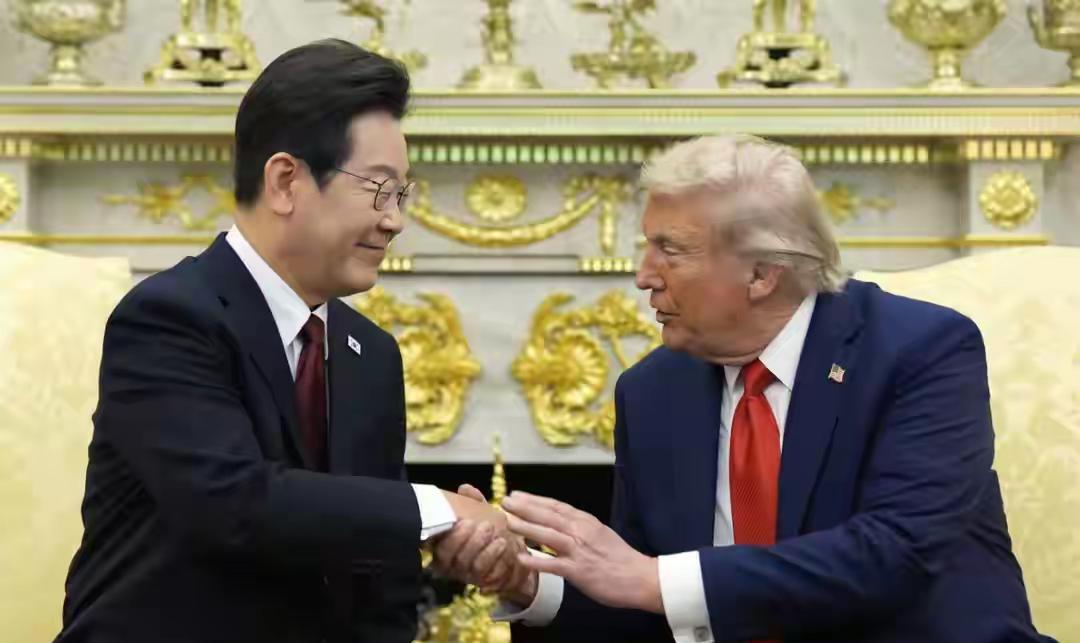 拿劲挺着腰杆，难掩访美全程冷遇韩国总统李在明访美三天行程结束了，高潮是在与特朗