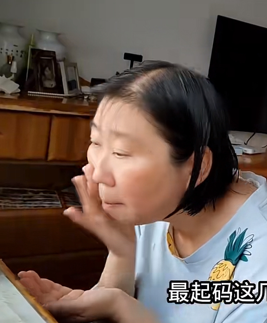 这俩货还真不是一般人！一对奇葩！一个大脸，对着自己老妈妈大呼小叫，吸血50年，