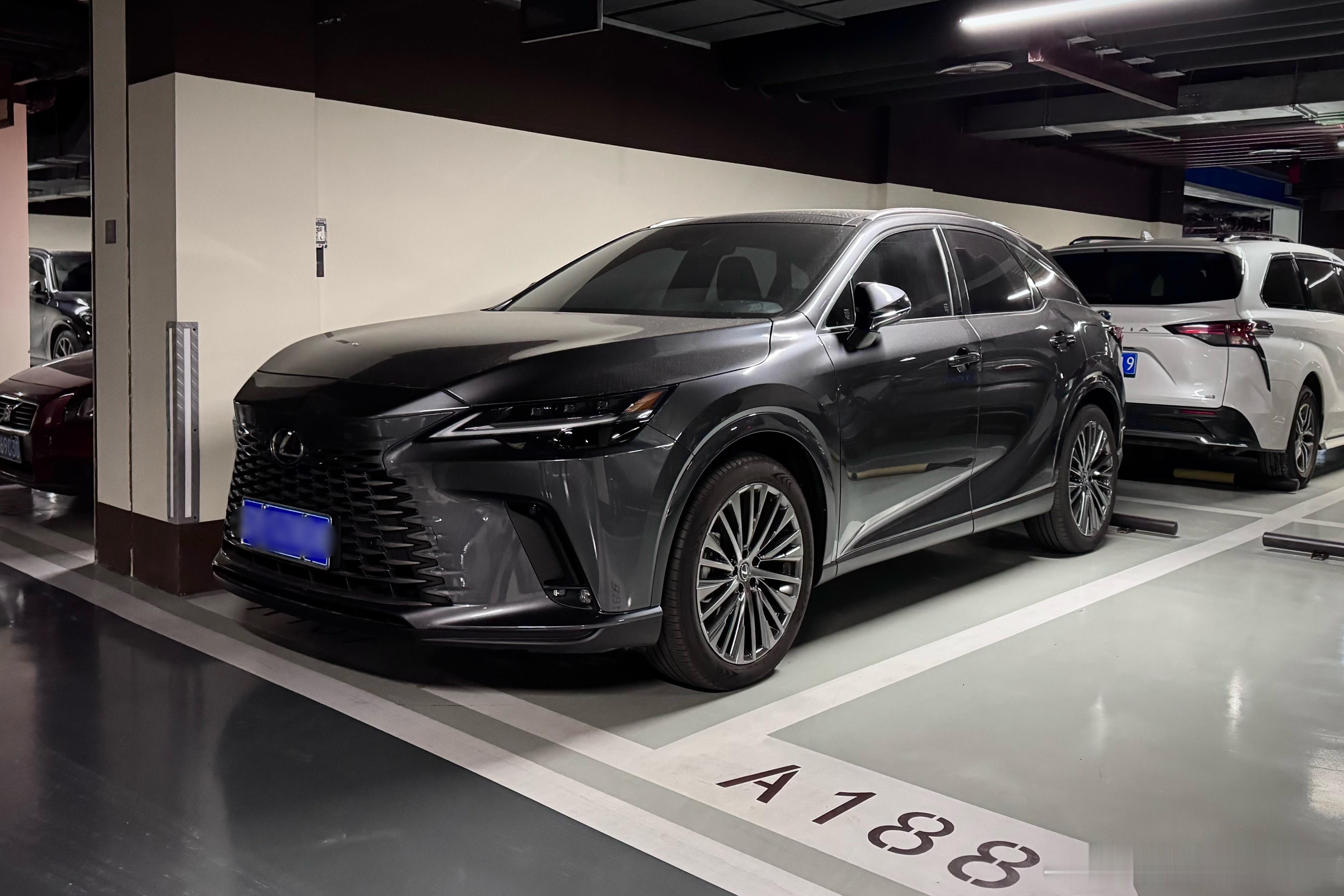 我一直觉得想把SUV做好看要比轿车难很多，目前长相顺眼的SUV里，雷克萨斯RX绝