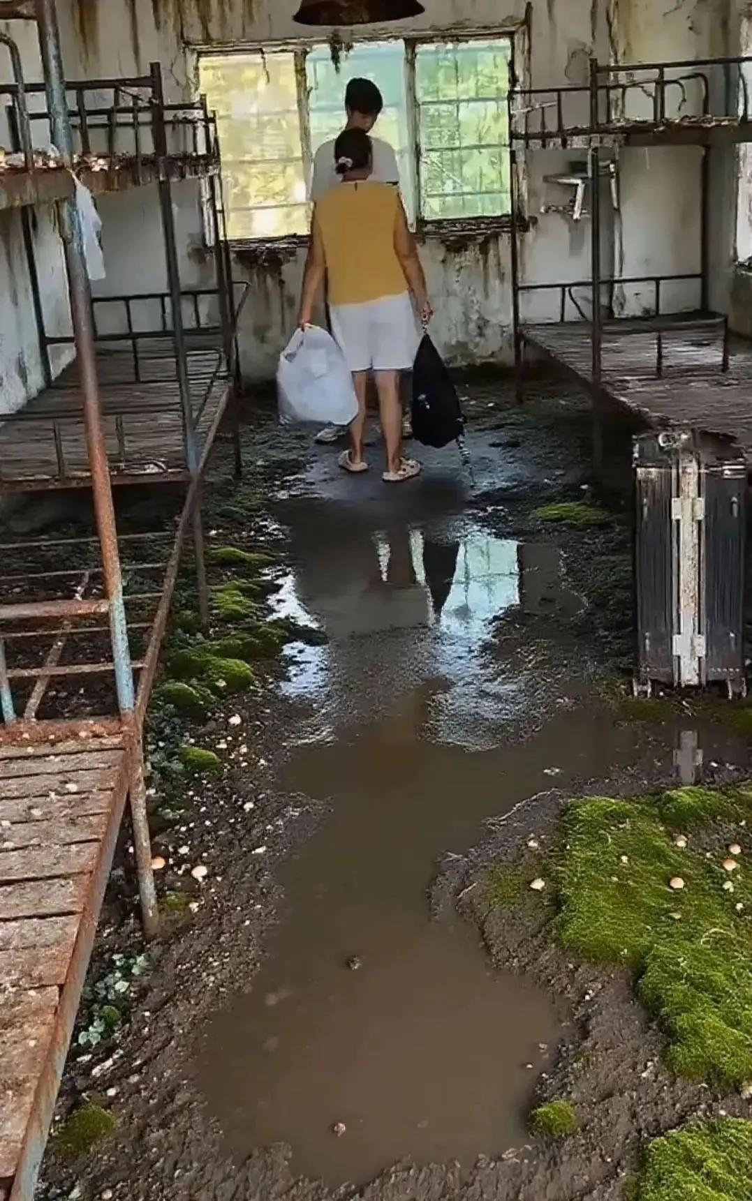 娃儿开学了，参与灾后重建。娃儿开学小孩儿开学灾后修复