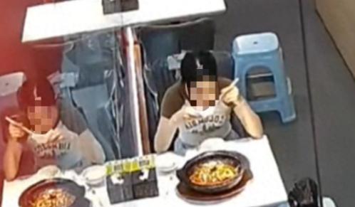 最近在河北邢台内丘县发生了一起令人气愤的事件，一名女子用餐后，竟然偷偷在锅里放了