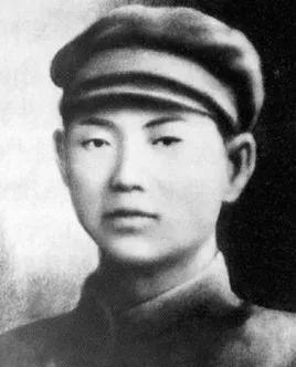 1942年，抗联军长牺牲，日军在搜身时，意外发现了一本笔记本，打开一看，上面的内