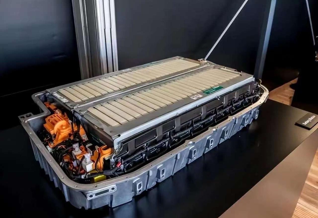 固态电池这玩意儿，本质上是一场国运级别的能源豪赌，跟缓解你那点续航焦虑关系不大。