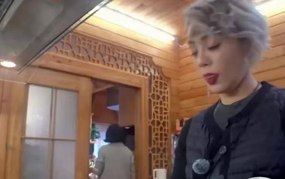 没想到翻红不久的朱丹又被骂上热搜，真的太意外了。这次不是因为她主持时叫错名字，