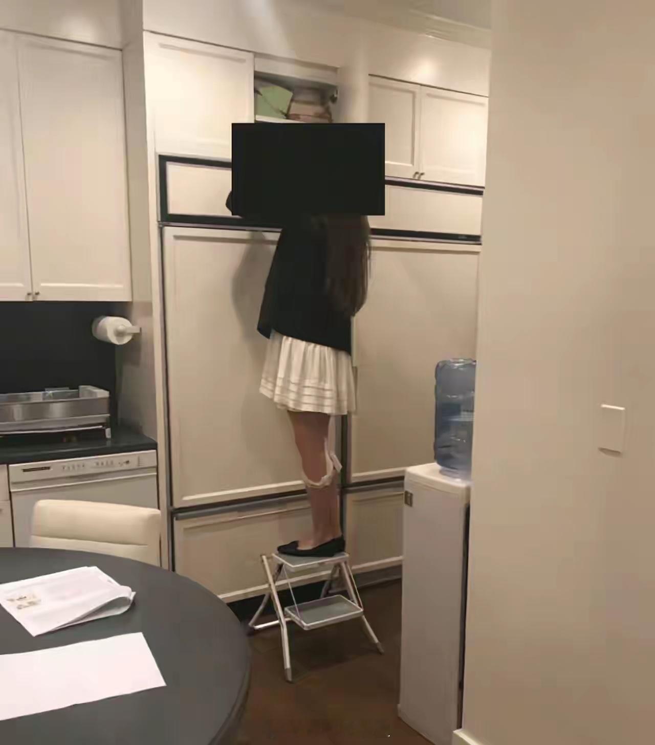 这是美国公开的爱泼斯坦案相关照片，虽然打了马赛克，但是我们还是可以通过身高看出来