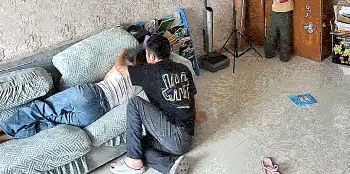 说到心坎上了，爸爸和妈妈闹别扭后，这爸爸则在一旁耐心的哄生气的妈妈，而这一幕正好
