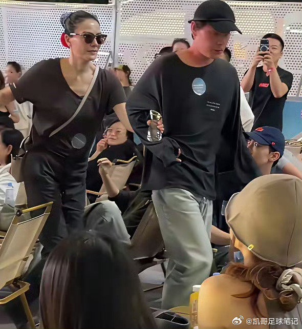 手挽着王菲的这个男人，特别像年轻时候的窦唯。​​​