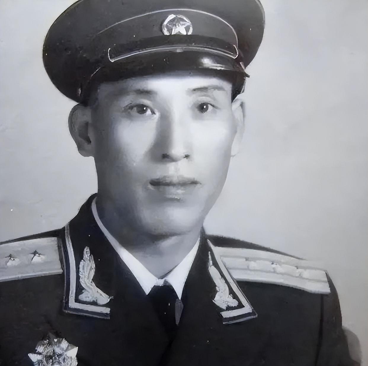 1959年白城街头，司令员郑其贵被一个破衣烂衫的人突然抱住，对方竟是8年前牺牲的