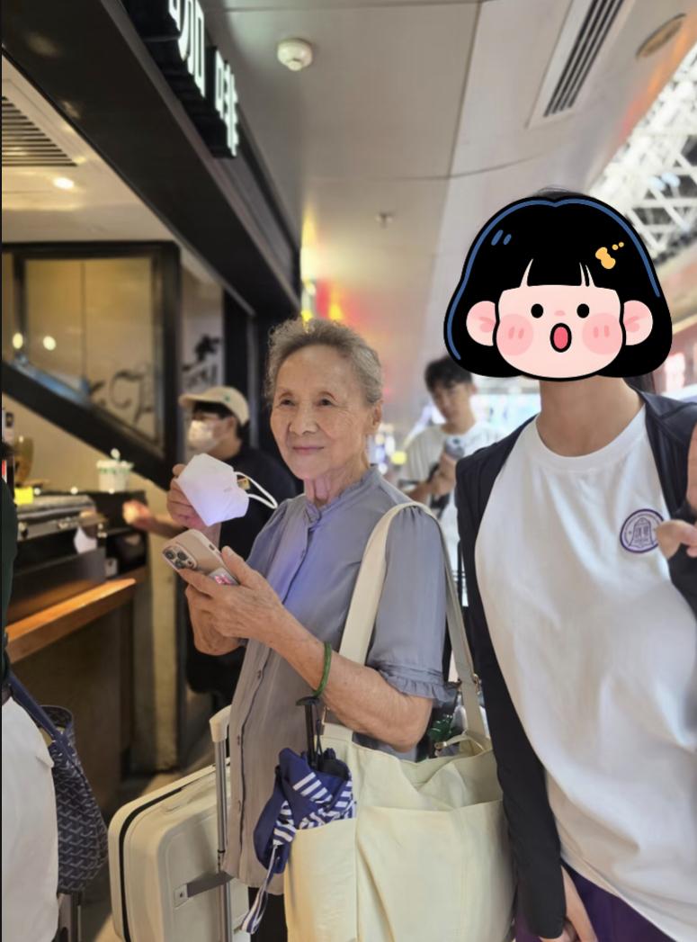 火车站偶遇吴彦姝奶奶，低声问同伴是不是，吴彦姝听到说：是的，我是。好像是在对暗号
