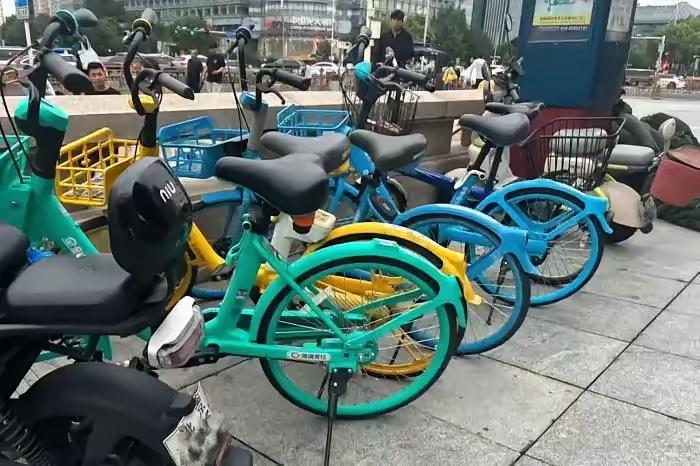 共享单车涨价到2块，比公交还贵，这哪是“共享经济”，是“共享韭菜”。美团1