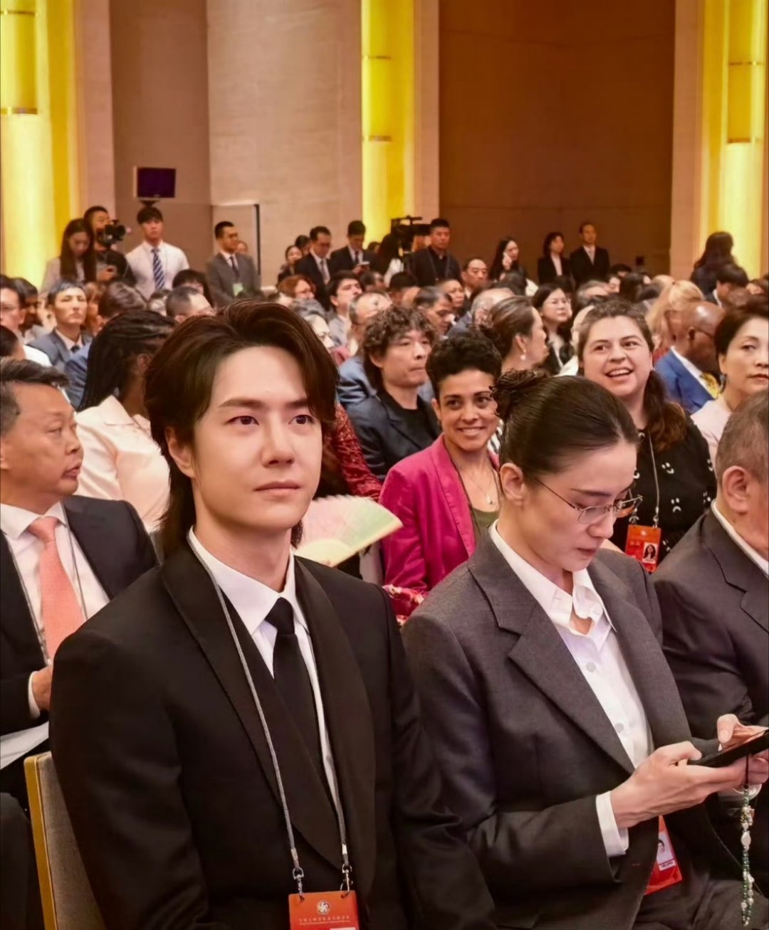 宋佳王一博体制内姐弟体质内倒不至于但是我们是中国优秀青年代表王一博[送花花