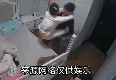 夫妻俩正要在房间里亲热。婆婆突然抱着孩子走了进来？为了掩饰尴尬，老婆灵机一动