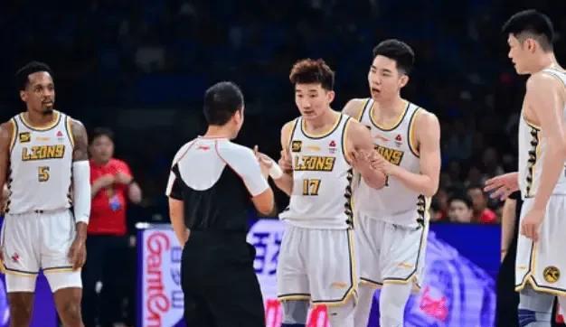 北汽主场输球，强烈建议cba下一场启用本土裁判郭楠，陈盈骏突破掉球，向裁判抱怨对