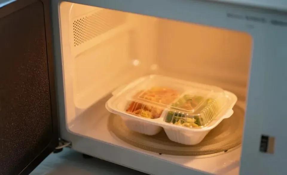 微波炉里那3分钟，可能不是在热饭，是在给全家“加料”很多人图省事，剩菜连塑料