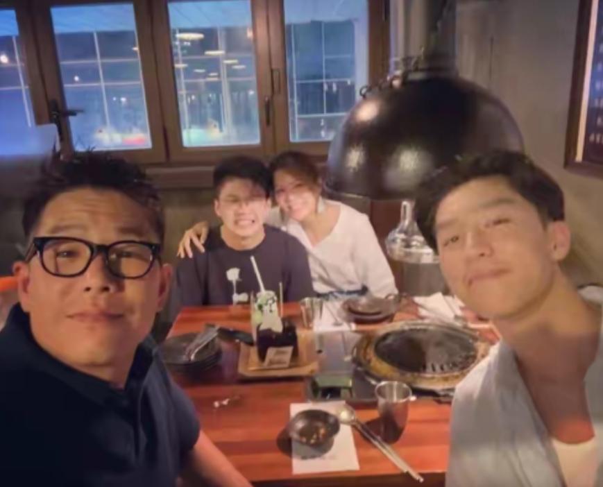 林晓峰与前妻出席儿子毕业礼，离婚6年关系良好，前妻称仍像家人娱乐