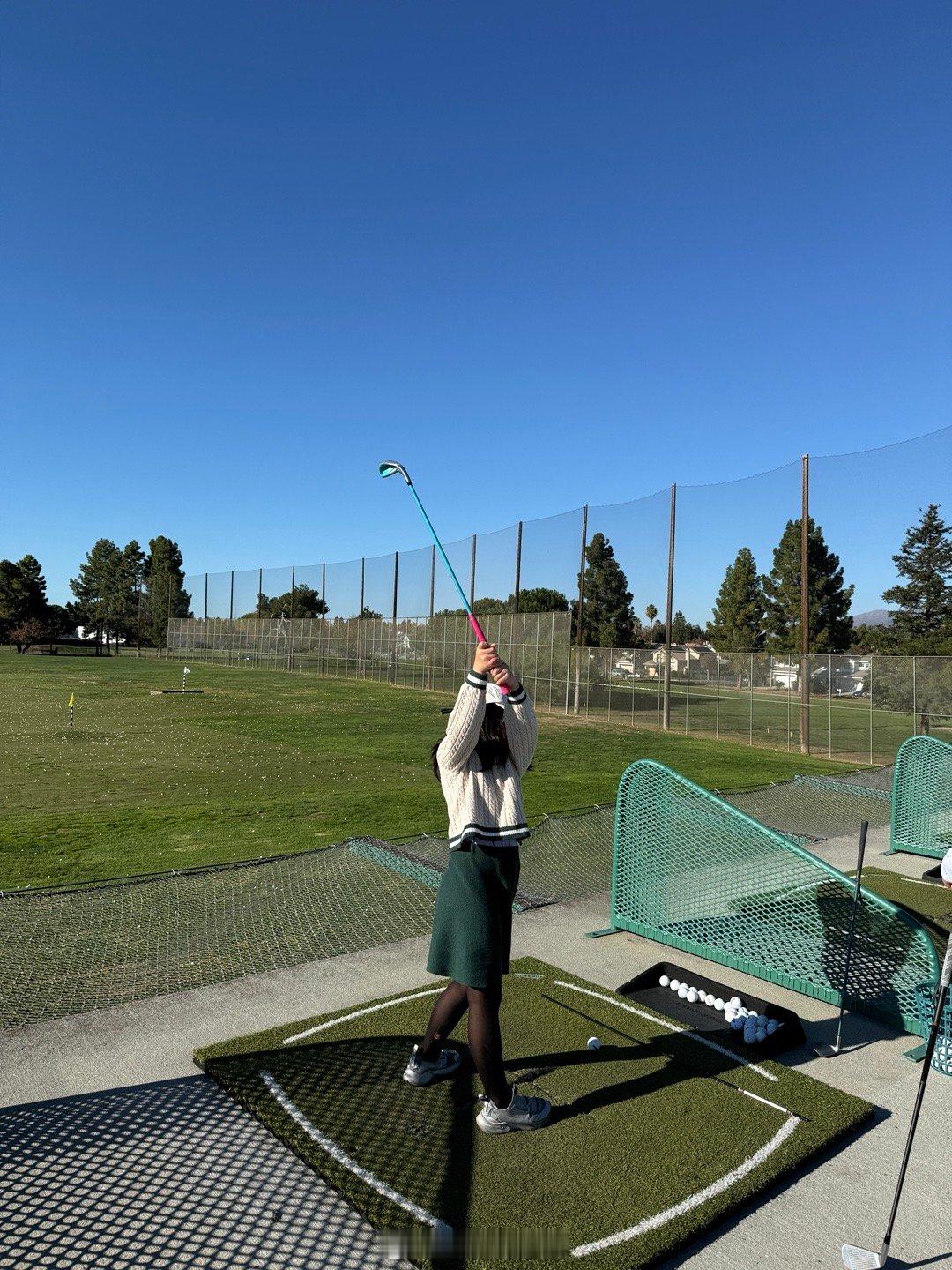 这娃就是人形金毛，不管上什么兴趣班，第一要素都是开心，和教练小姐姐聊得哈哈哈哈。