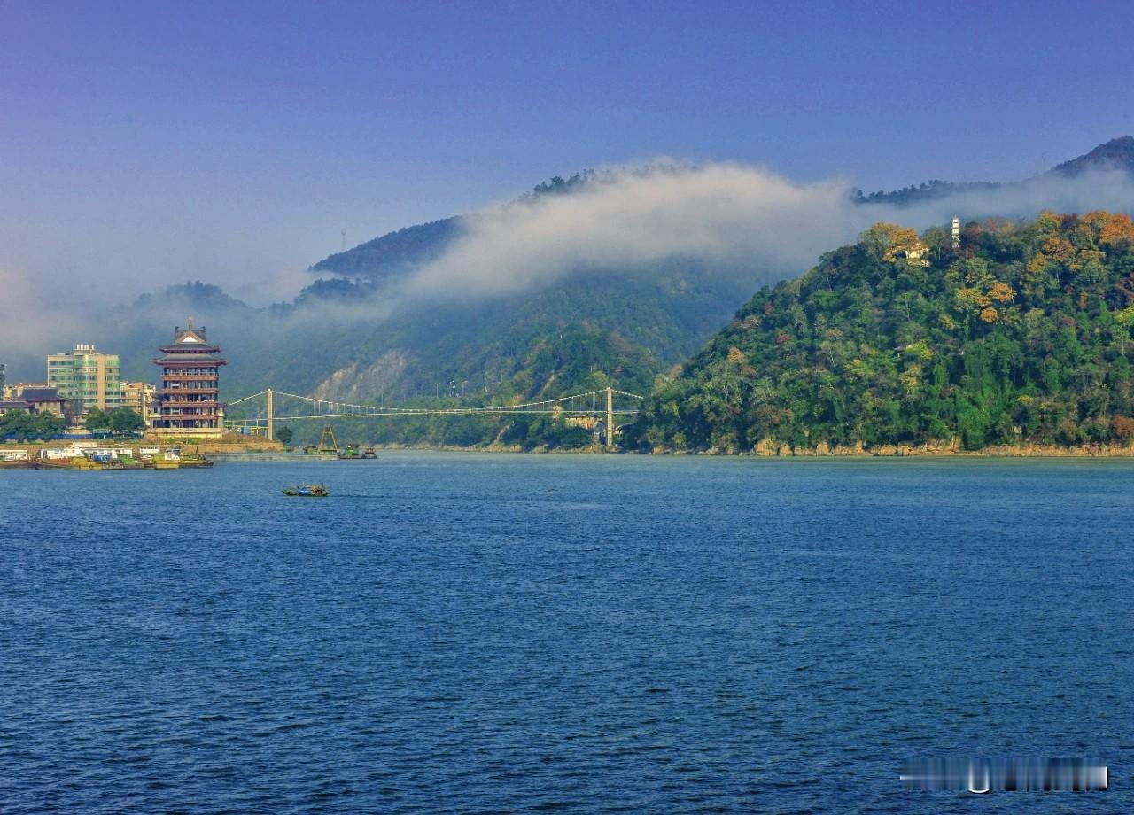 时光不言不语，岁月不偏不倚，渐渐丰盈成熟着每一个经过它的人，无论年岁几何，脚步行