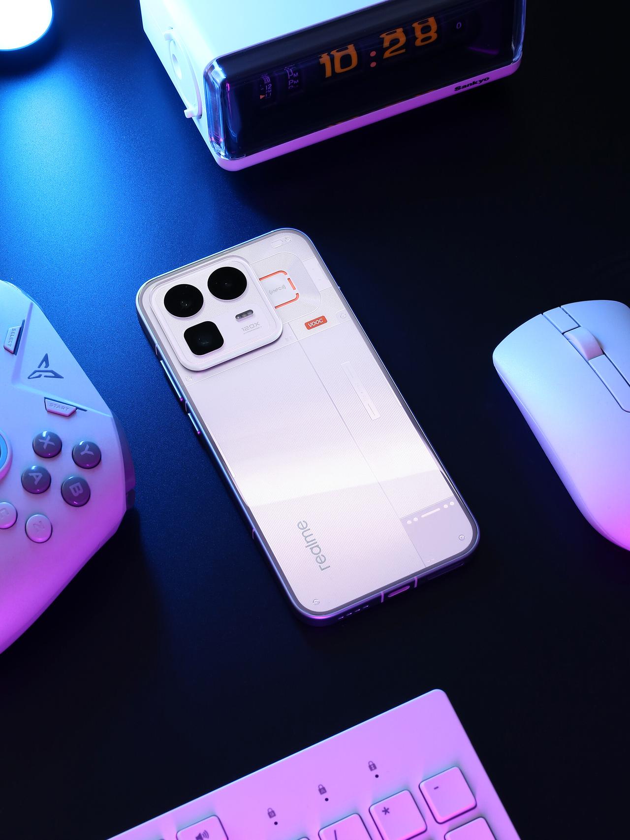 全新的真我Neo8外观正式亮相，潮玩电竞与越级，继续满载。这一代的Neo8融合