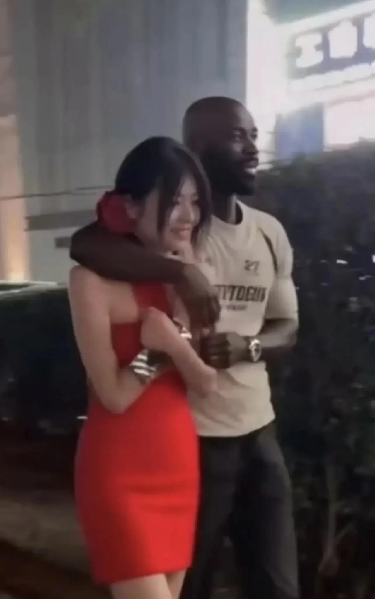 如果是中国男孩哪怕是亲一下脸，女孩都会打男孩，然后这个，羞耻心呢？