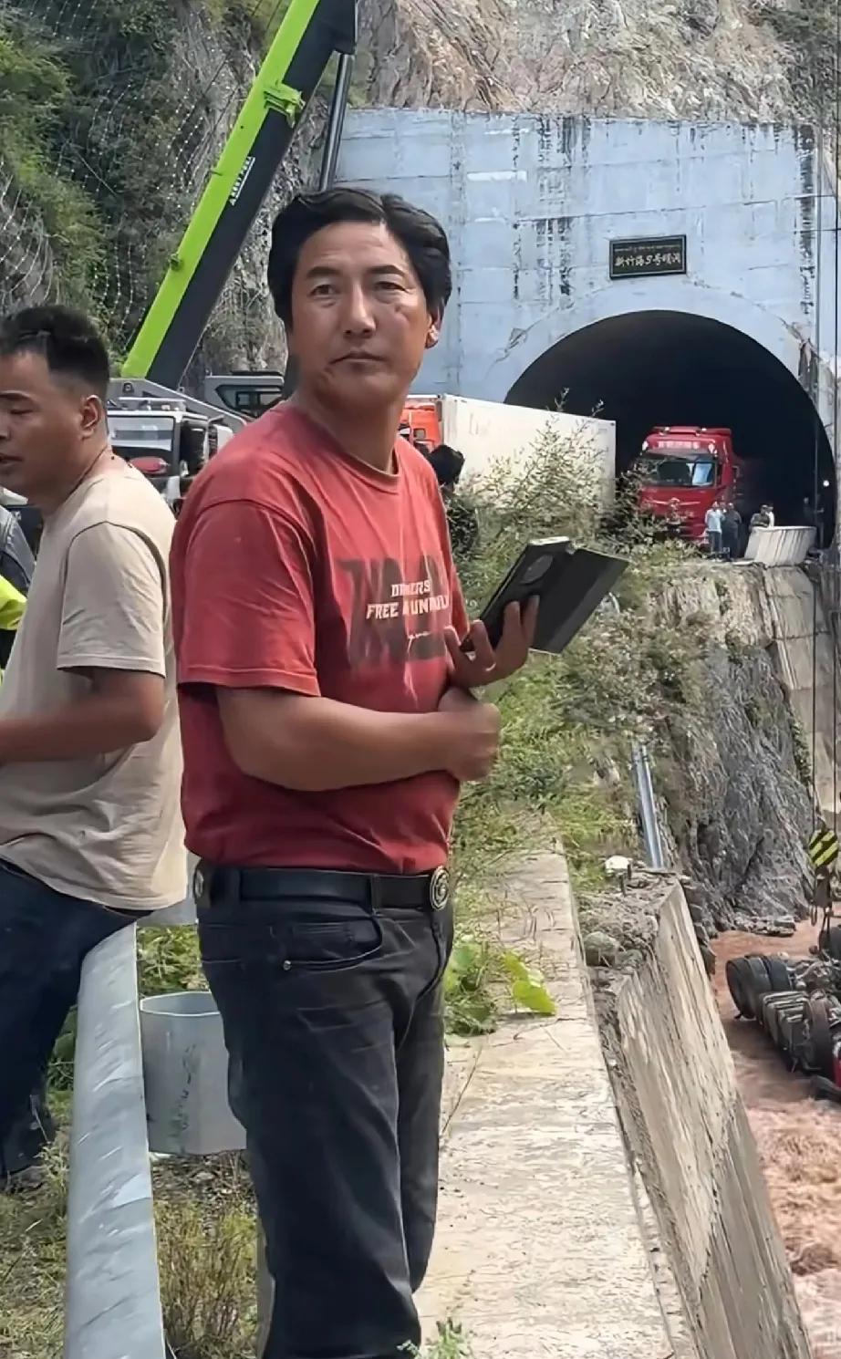 都说了在318，开车一定要慢一点，不相信嘛，这下搞得人财两空了吧。