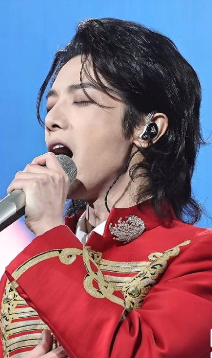 华晨宇在内娱妥妥是实力顶流级别。从数据说话，在六大人气排名里他都名列前茅，演唱会